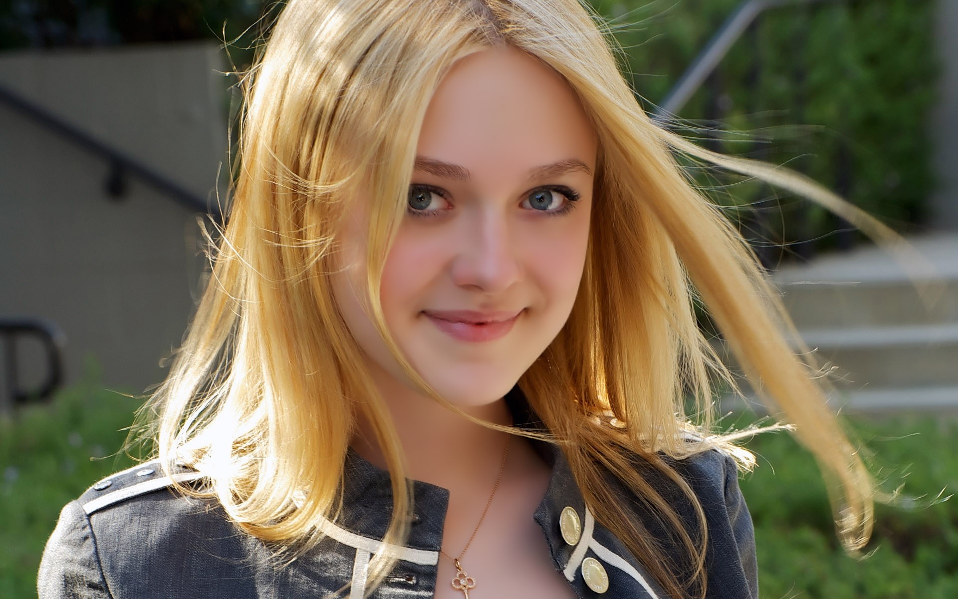 mujer rubia chica bonita naturaleza verano retrato hermosa joven moda sonrisa al aire libre modelo lindo adolescente cabello alegría sexy actriz crepúsculo dakota fanning celebridad