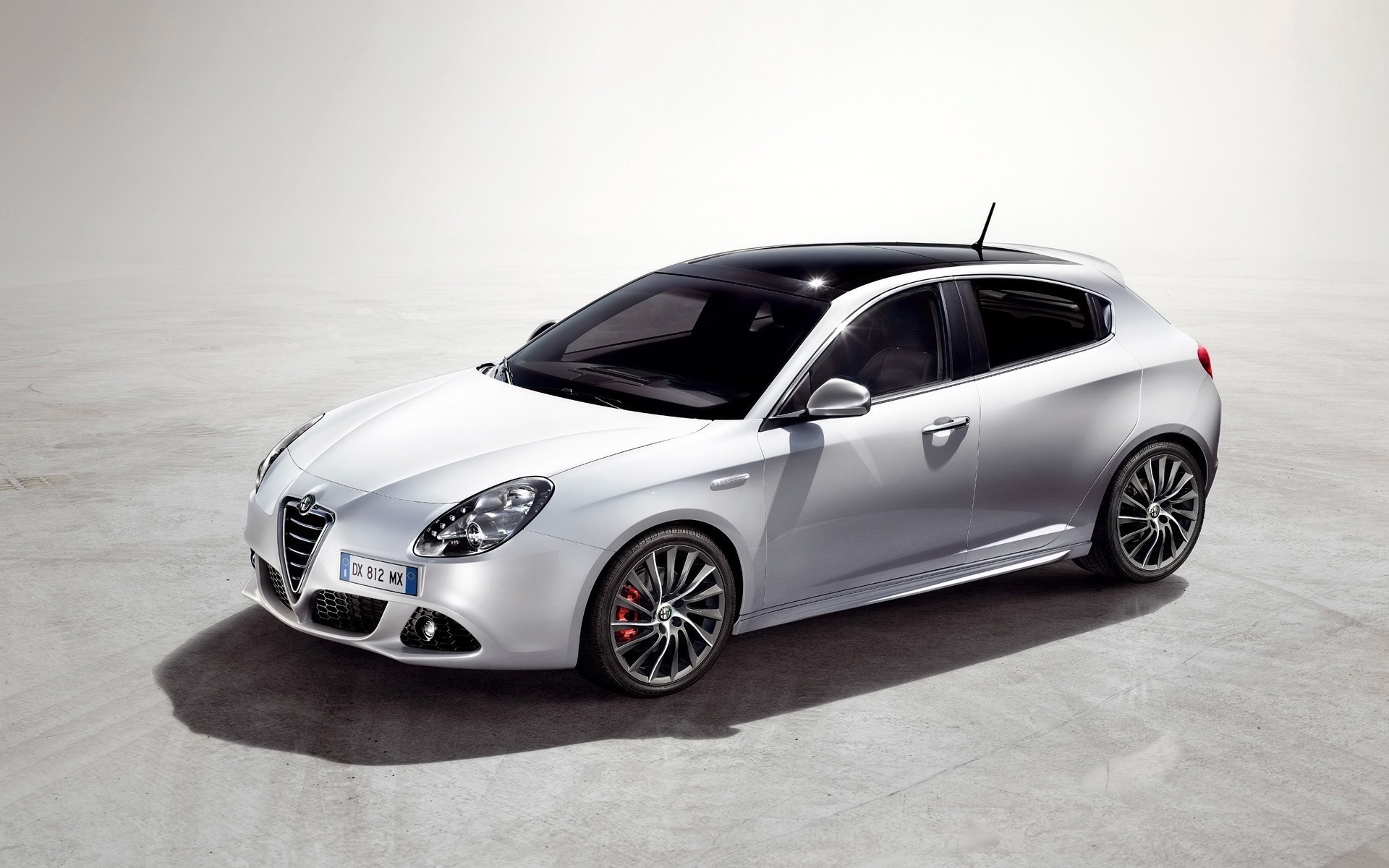 alfa romeo coche coche automóvil rápido ruedas coupé mediodía negro sedán capó asfalto pavimento sistema de transporte alfa romeo julieta