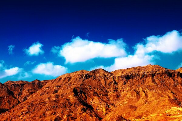 Montañas de arena bajo las nubes