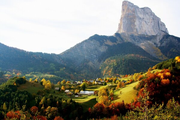 Colores de otoño en el fondo del paisaje de montaña