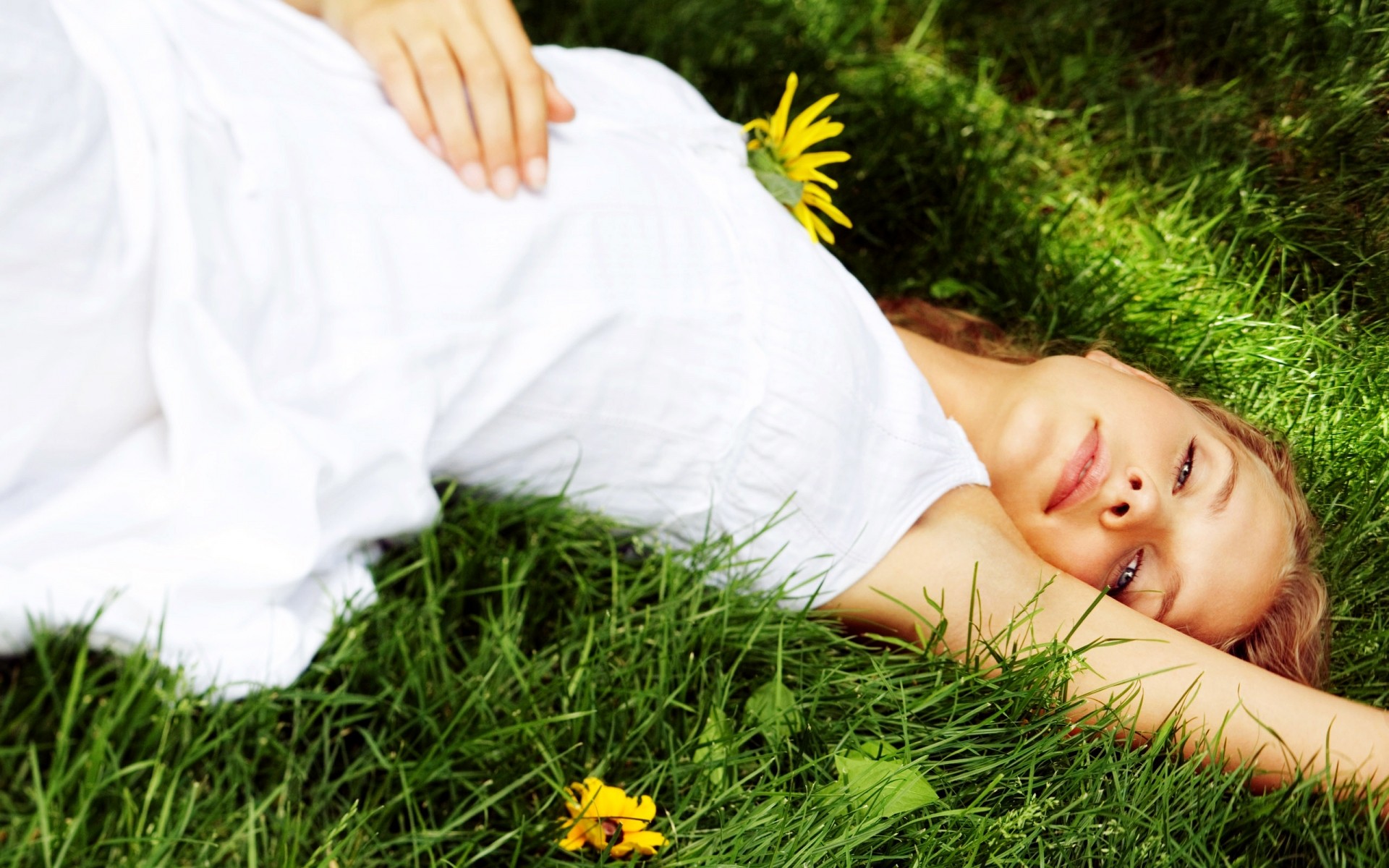 hierba relajación césped naturaleza verano heno ocio al aire libre mujer sueño campo parque joven resto hermoso chica lindo flor felicidad mujeres