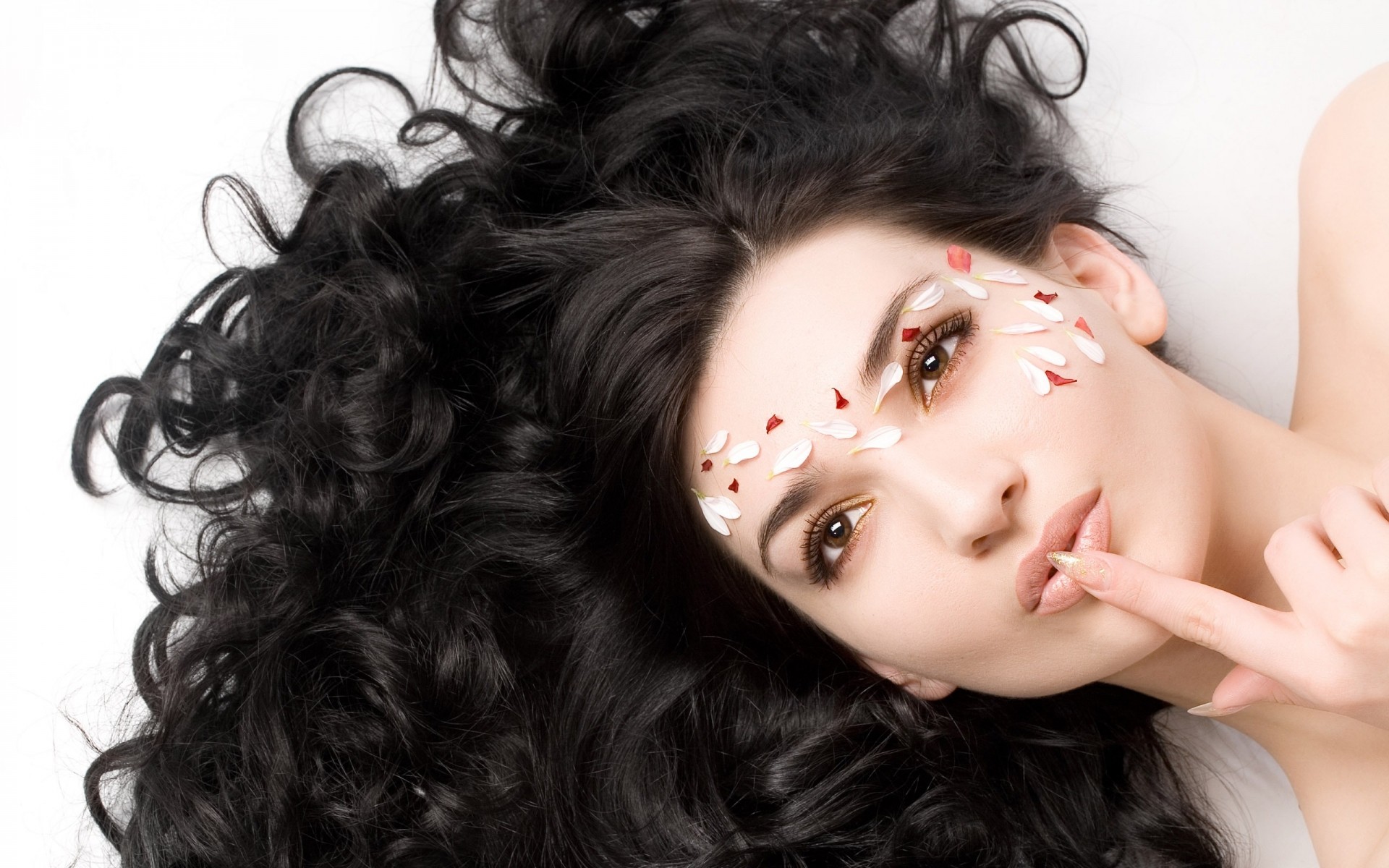 moda glamour mujer rizado sexy pelo chica largo modelo piel ojo retrato peinado bastante lindo labios elegante estilo mujer