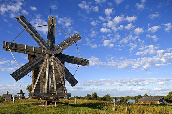 Molino de viento fuera de la ciudad