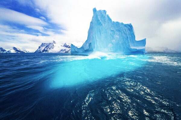 Hermoso paisaje glaciar en el fondo del océano