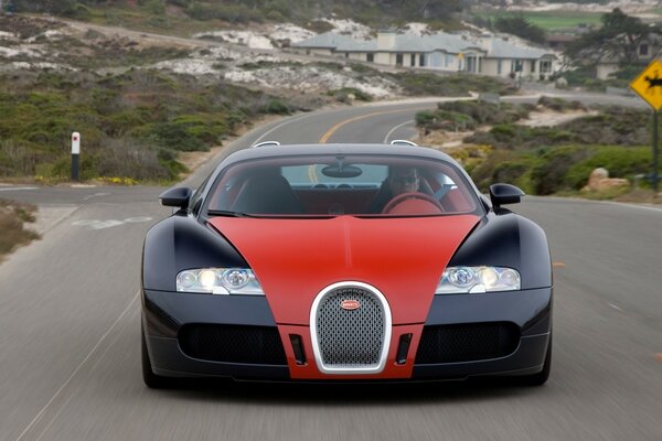 Bugatti sale de la ciudad por la noche