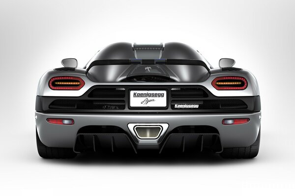 Coche deportivo sobre fondo blanco