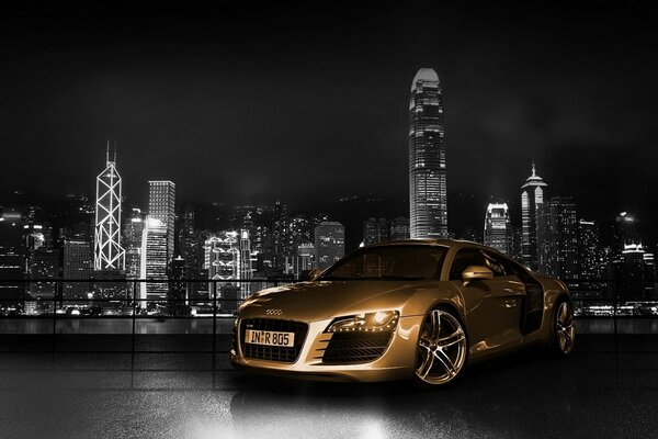 El coche de Audi corre por la ciudad