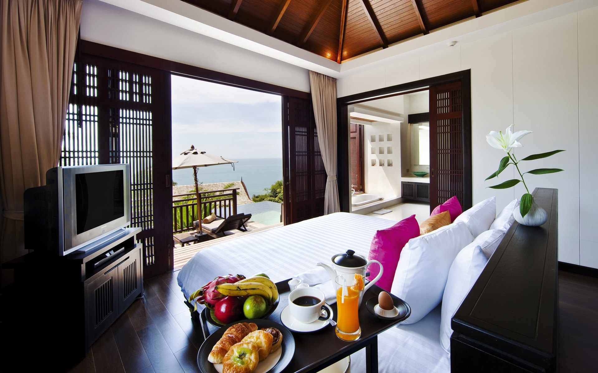 mesa interior muebles ventana habitación silla casa familia moderno interior lujo piso hotel lugar diseño de interiores apartamento lámpara sofá arquitectura fruta comida