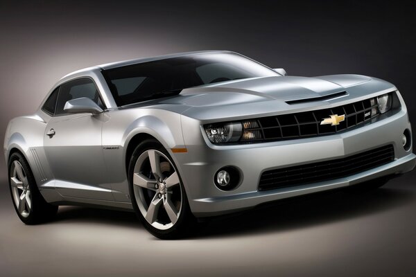 Un Chevrolet gris se encuentra sobre un fondo gris