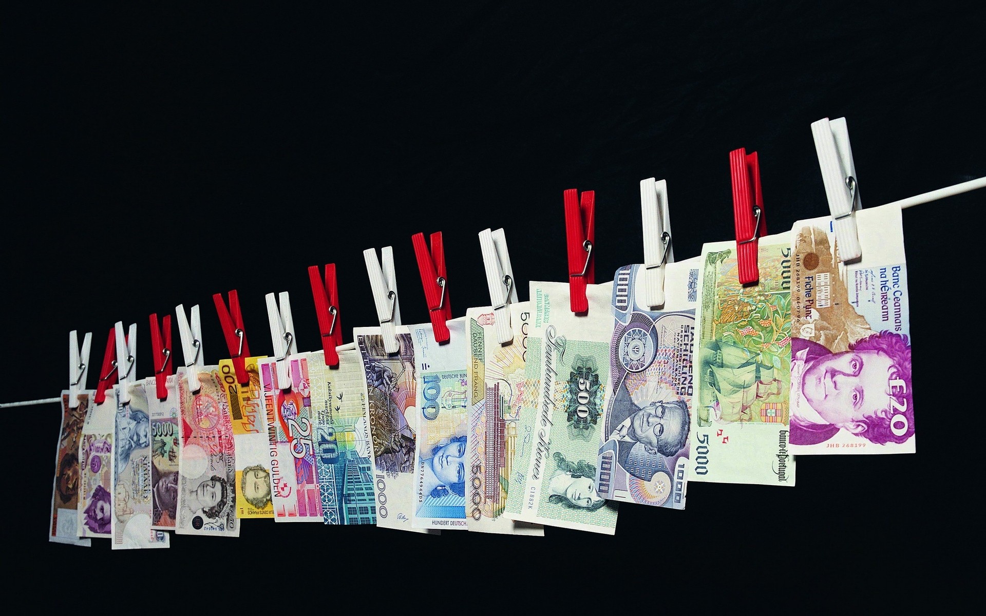 pinza de ropa cuerda negocio dinero papel finanzas economía nota riqueza clavija lavandería financiera éxito inversión ahorro escritorio acciones símbolo lavado facturas