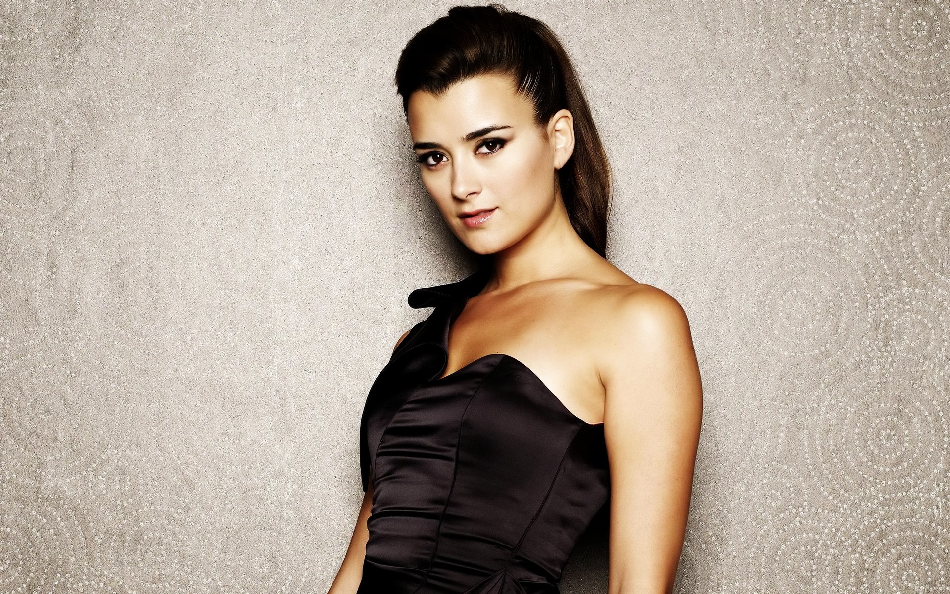 moda mujer retrato chica modelo glamour sexy elegante desgaste morena actriz mujer celebridad artista