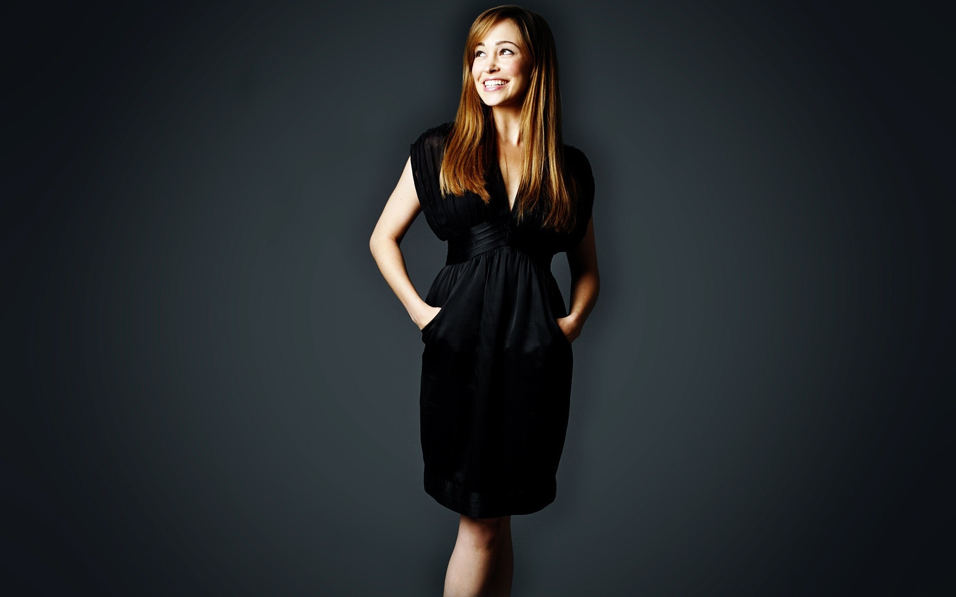 mujer moda retrato glamour sexy chica lindo bonito estudio modelo solo otoño riser actriz celebridad cara de sonrisa mujeres