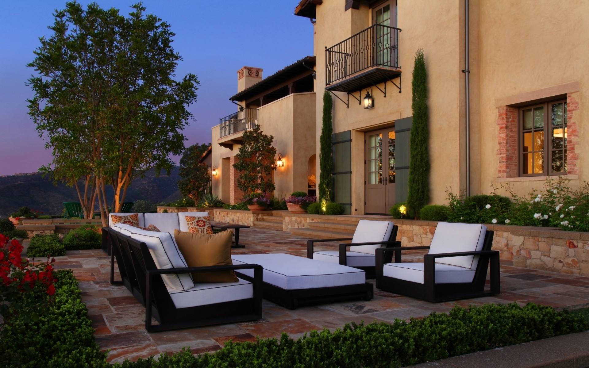arquitectura casa hogar patio casa lugar luz del día viajes al aire libre hotel árbol calle silla ciudad balcón lujo familia jardín noche luz