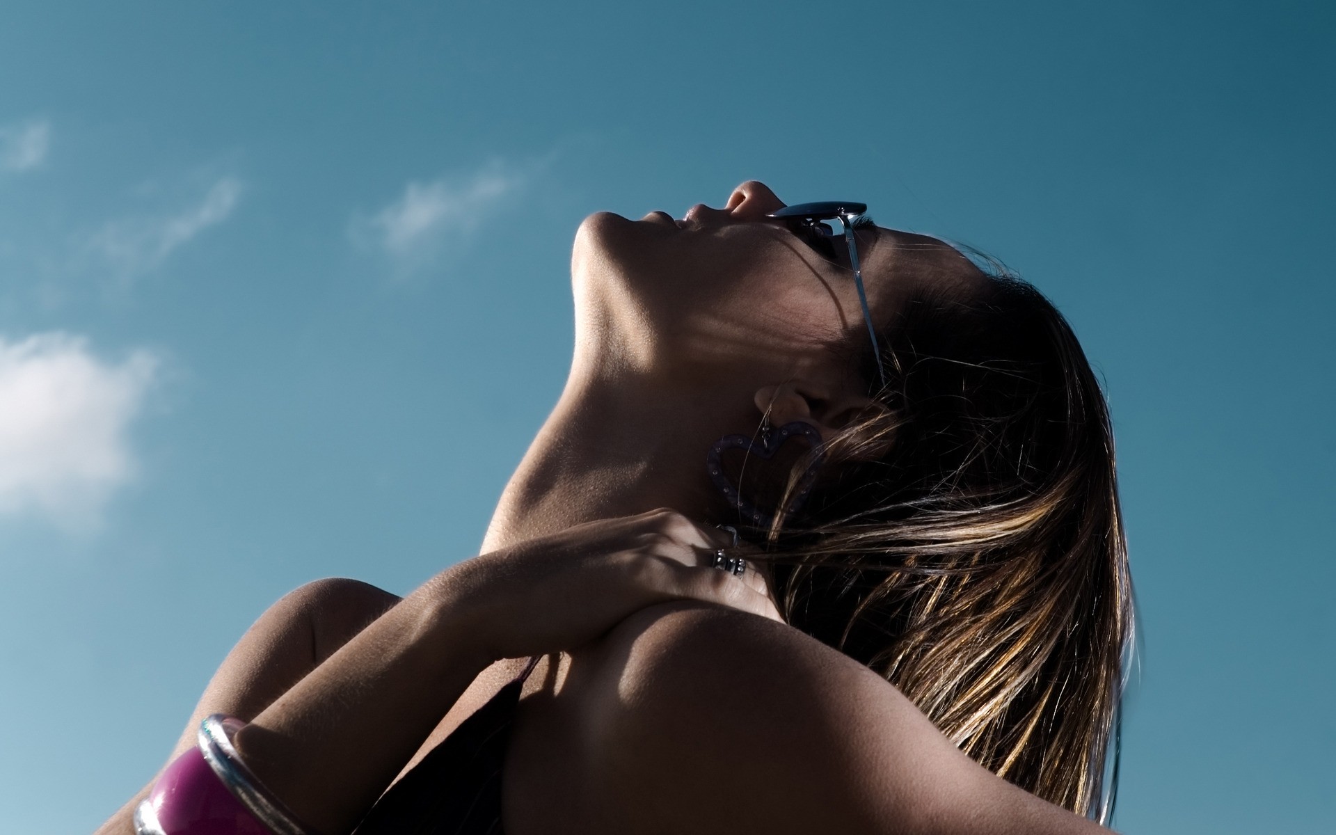 mujer chica desnudo moda sexy retrato modelo cielo solo glamour amor erótico adulto playa sol cabello vista lateral cuero al aire libre