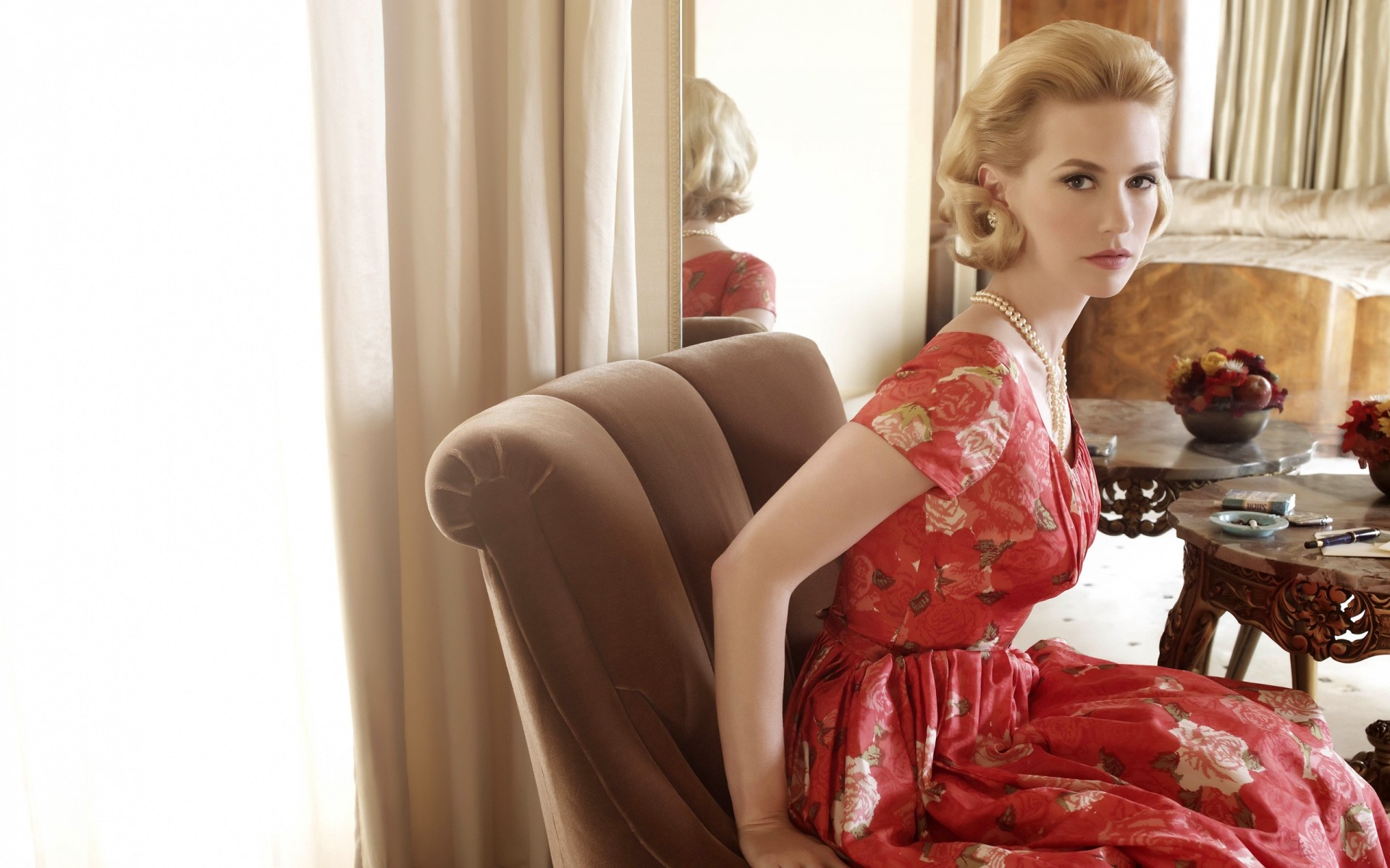 mujer habitación interior adulto muebles chica solo moda sofá sentarse hermoso lujo familia