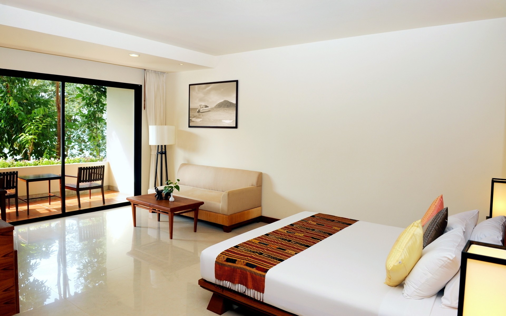 habitación muebles interior casa sofá piso apartamento ventana lugar casa dormitorio familia lámpara mesa silla alfombra diseño de interiores interior moderno cama balcón diseño limpio