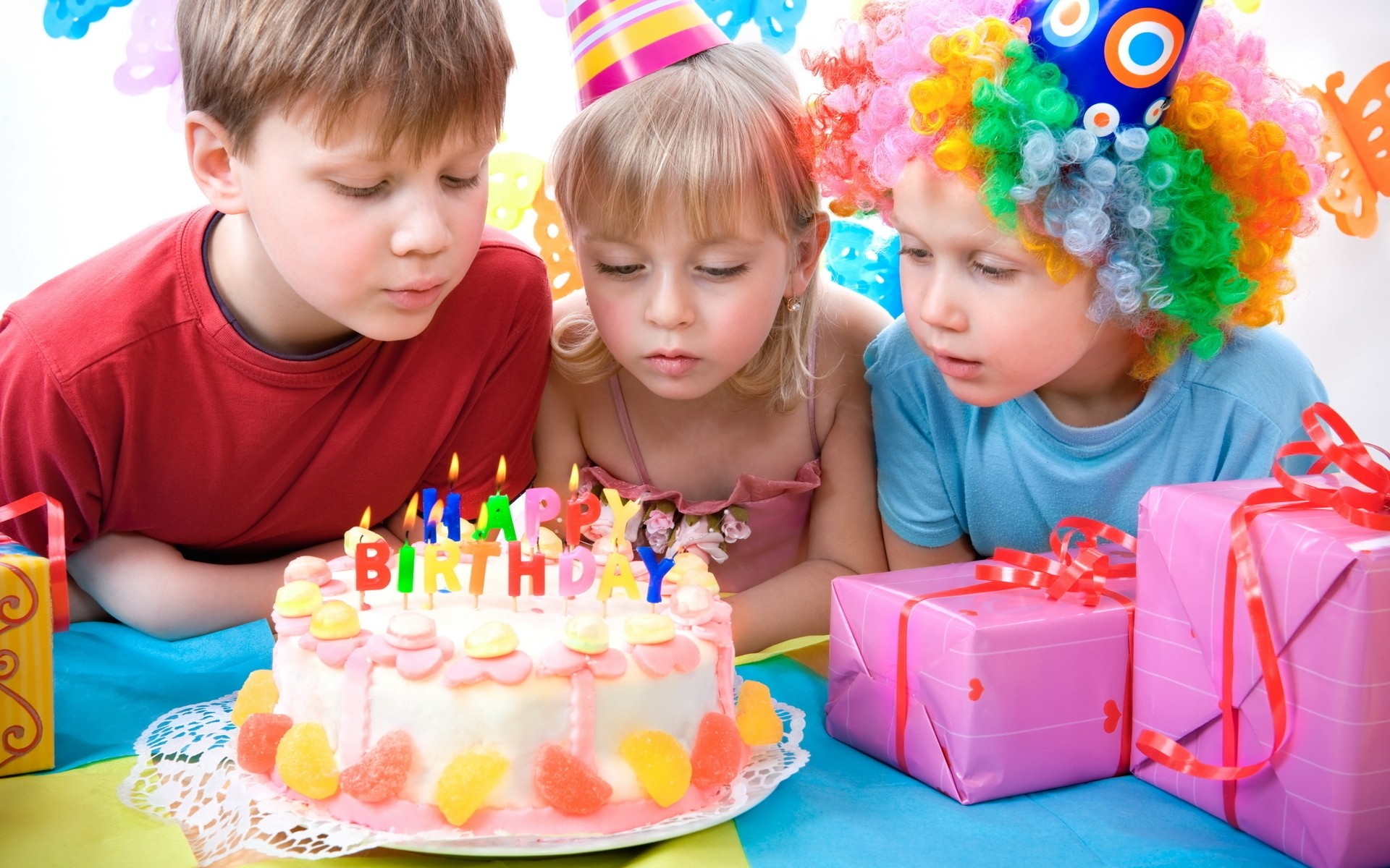 bebé cumpleaños diversión lindo pequeño pastel de cumpleaños vacaciones pastel dulces preescolar pastelería felicidad alegría juguete niña familia navidad fiesta regalo jardín de infantes niños niños niñas