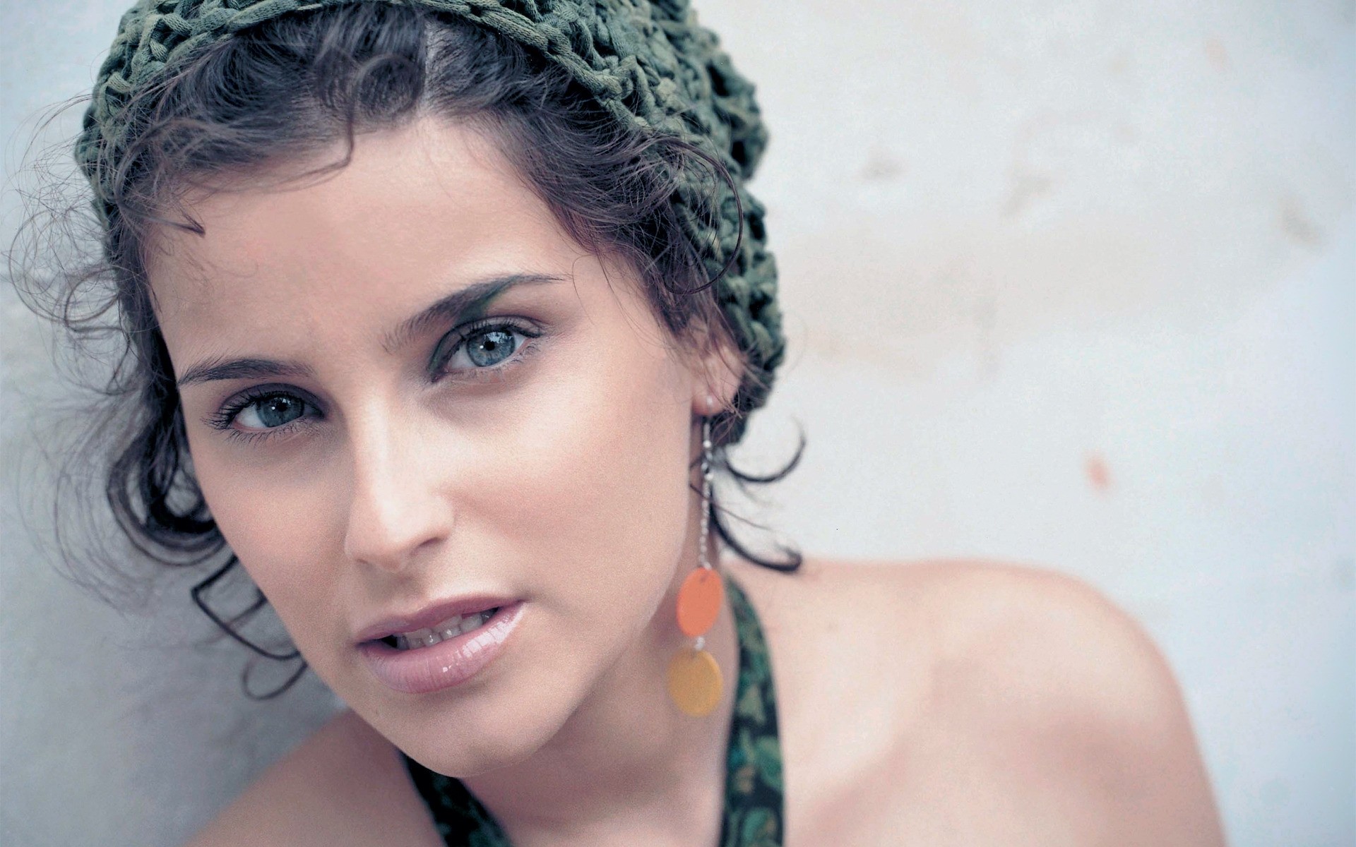 retrato mujer chica expresión facial adulto moda desgaste solo modelo morena cara nelly furtado actriz celebridades mujeres músicos famosos
