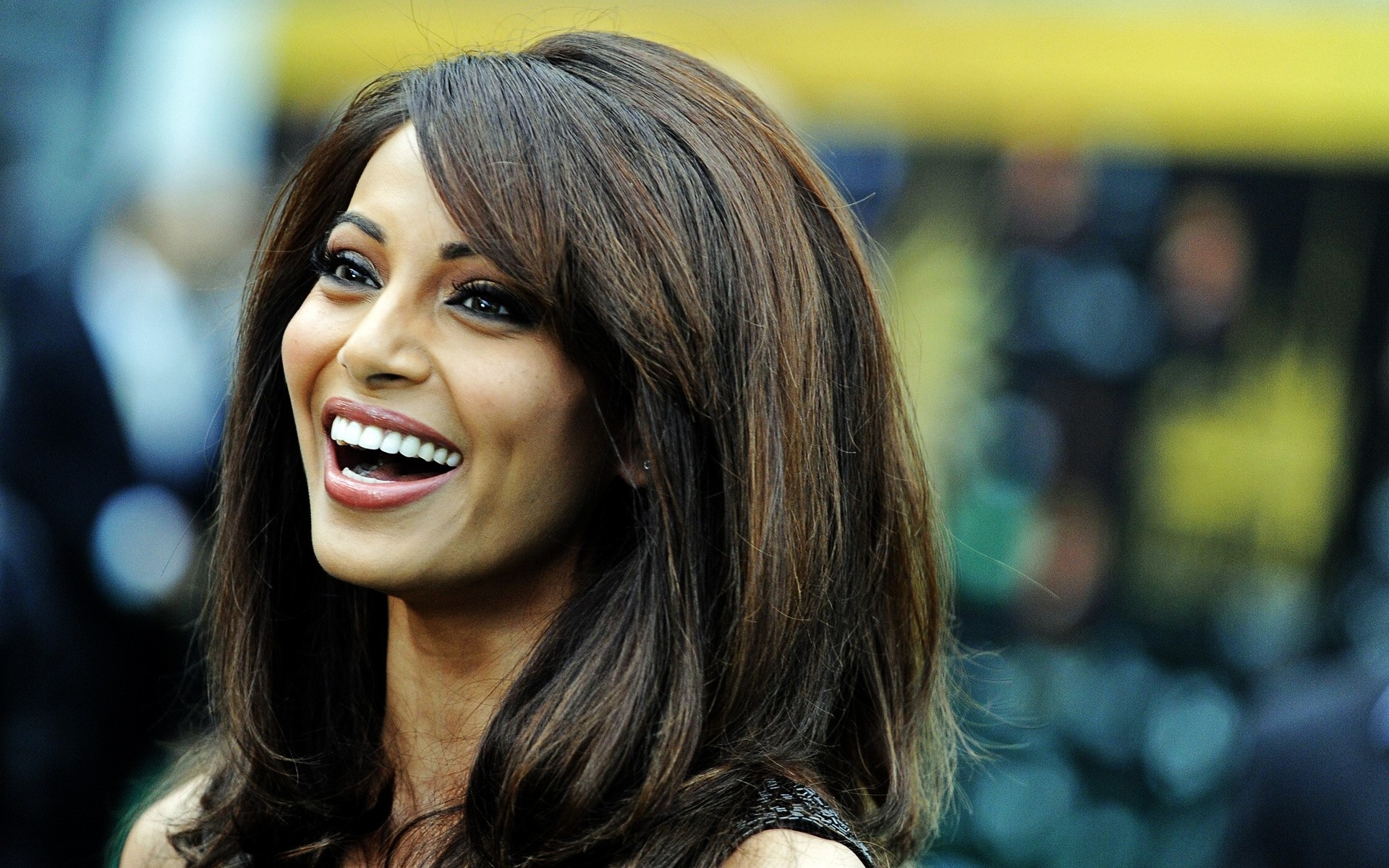retrato mujer chica adulto actriz de bollywood morena sonrisa actriz india bipasha basu