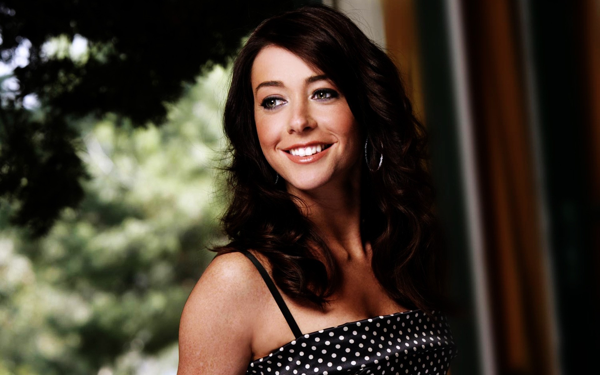 mujer moda retrato solo glamour morena sexy expresión facial bonita chica celebridad actriz sonrisa alison hannigan mujeres