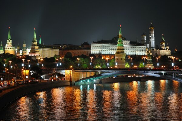Vista nocturna del Kremlin río Moscú