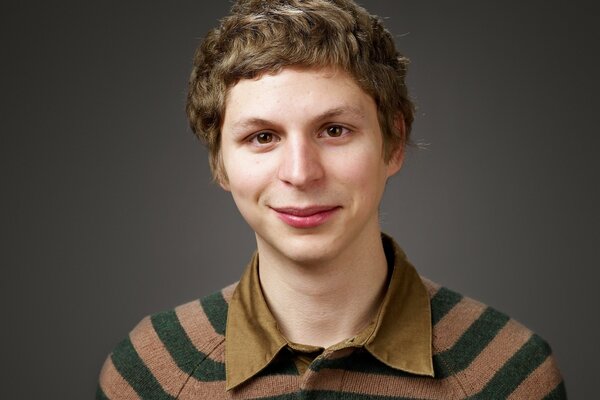 Retrato de un joven sonriente