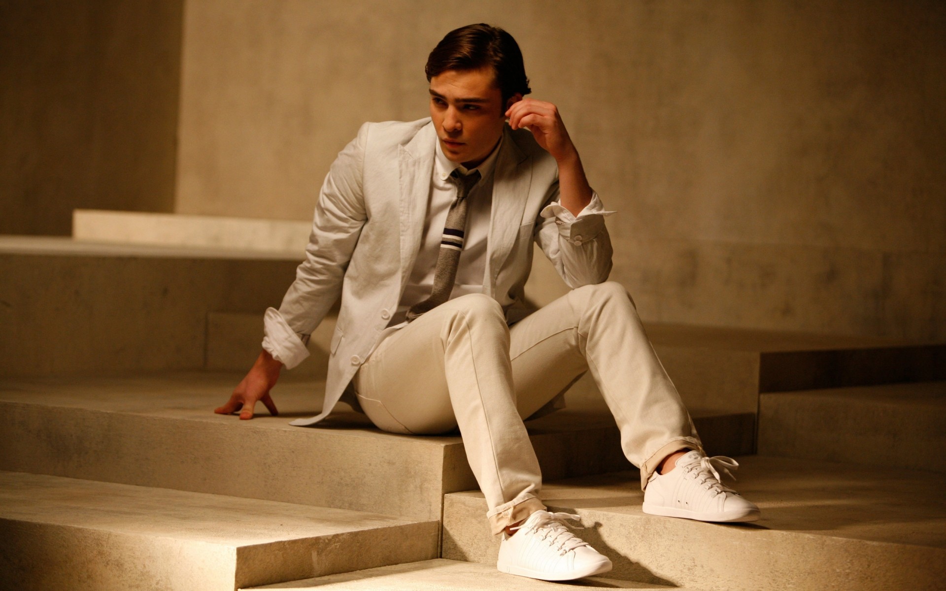 músicos solo adulto retrato hombre desgaste interior sentado expresión facial muebles negocio concentración habitación sentarse gossip girl actor hombre fondo de pantalla
