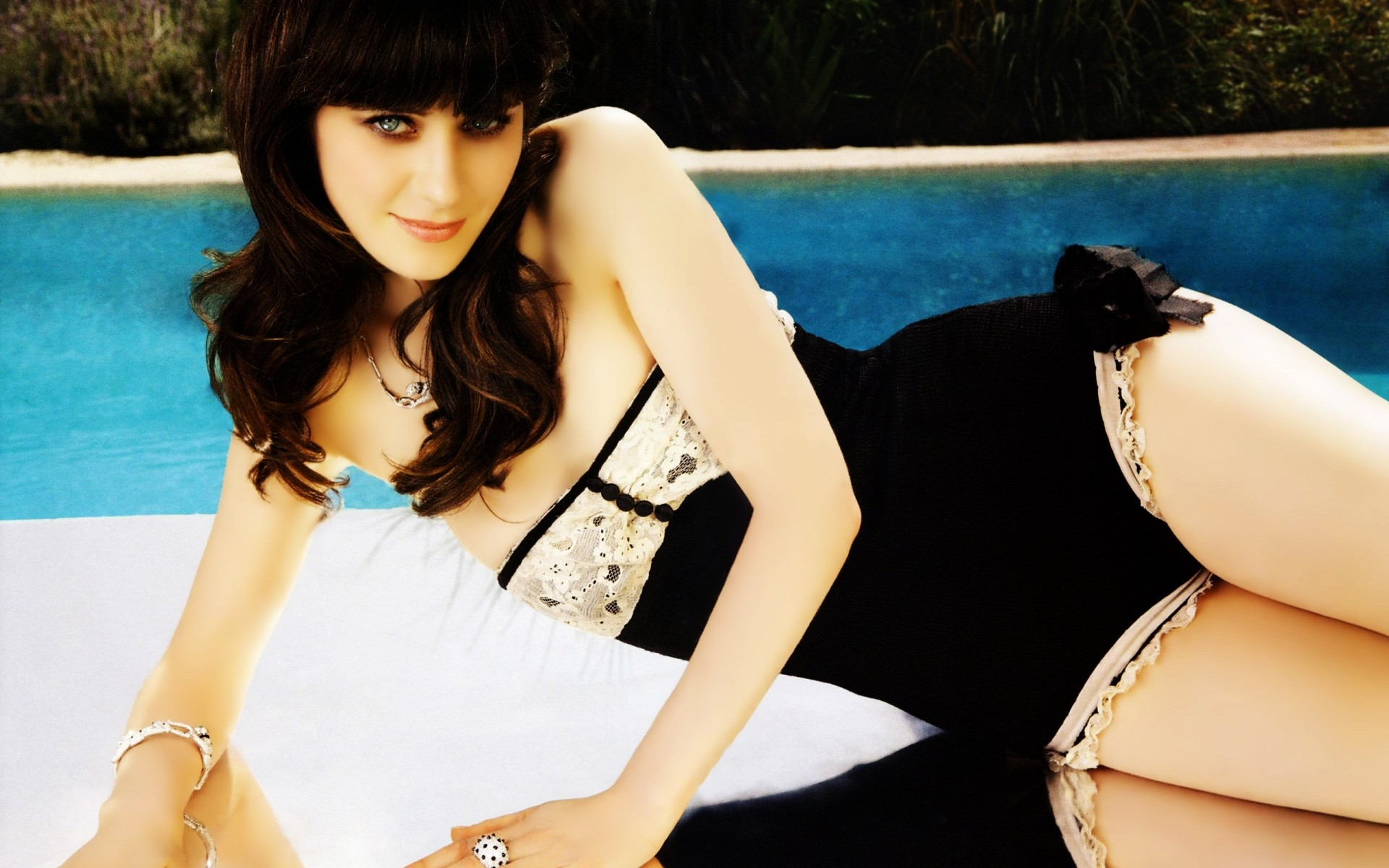 mujer ocio moda verano retrato chica bikini agua relajación sexy piscina vacaciones magnífico