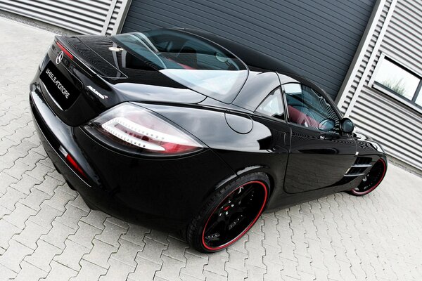 Coche negro rápido mercedes benz