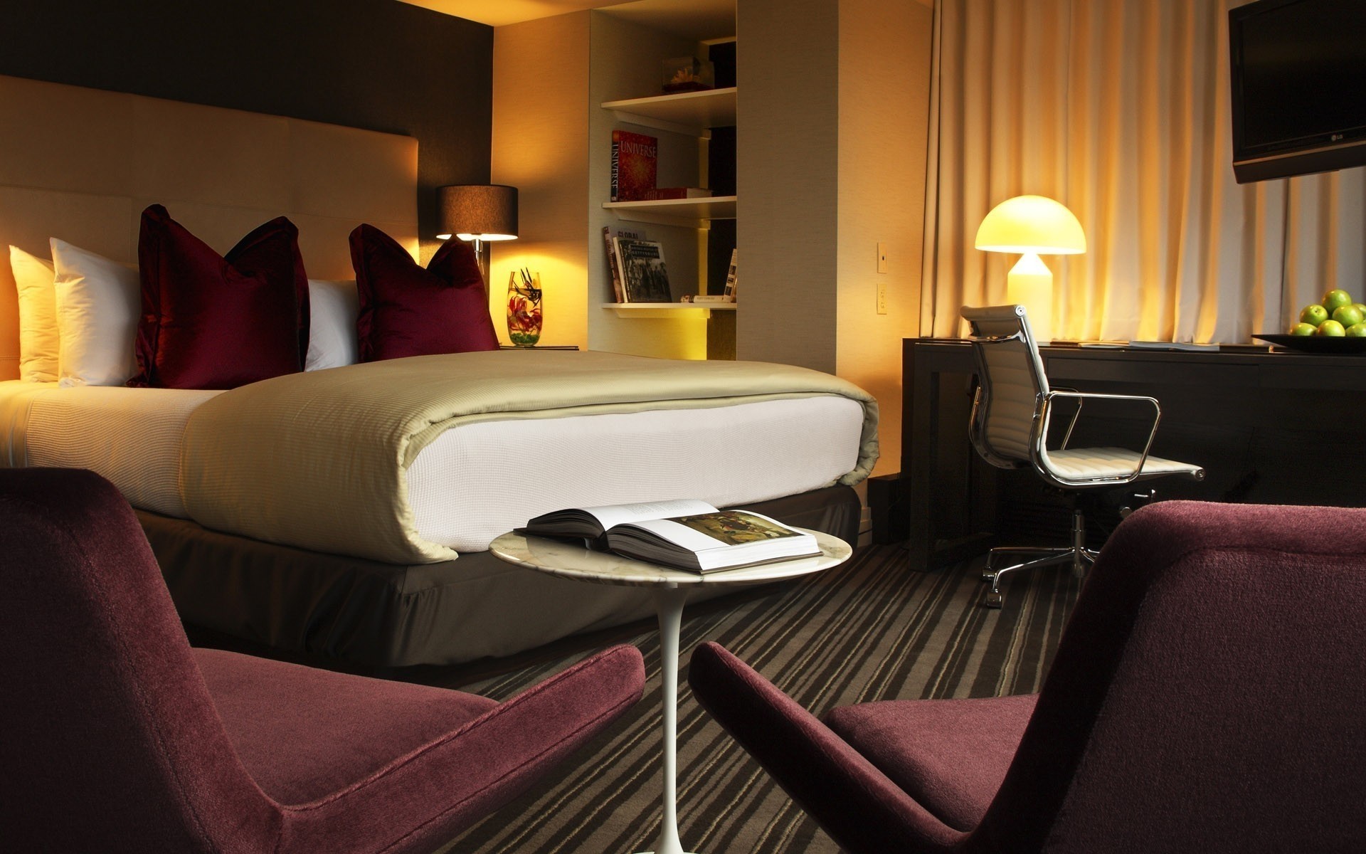 muebles habitación interior silla lámpara asiento hotel diseño de interiores lujo mesa cama interior dormitorio sofá cojín alfombra moderno ventana familia piso escritorio sillón