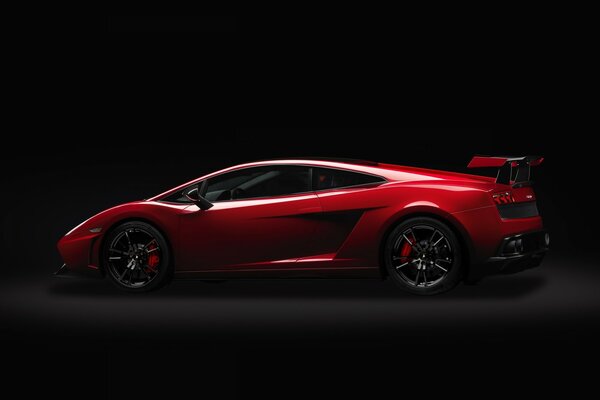 Coche. Negro en discos y spoolers