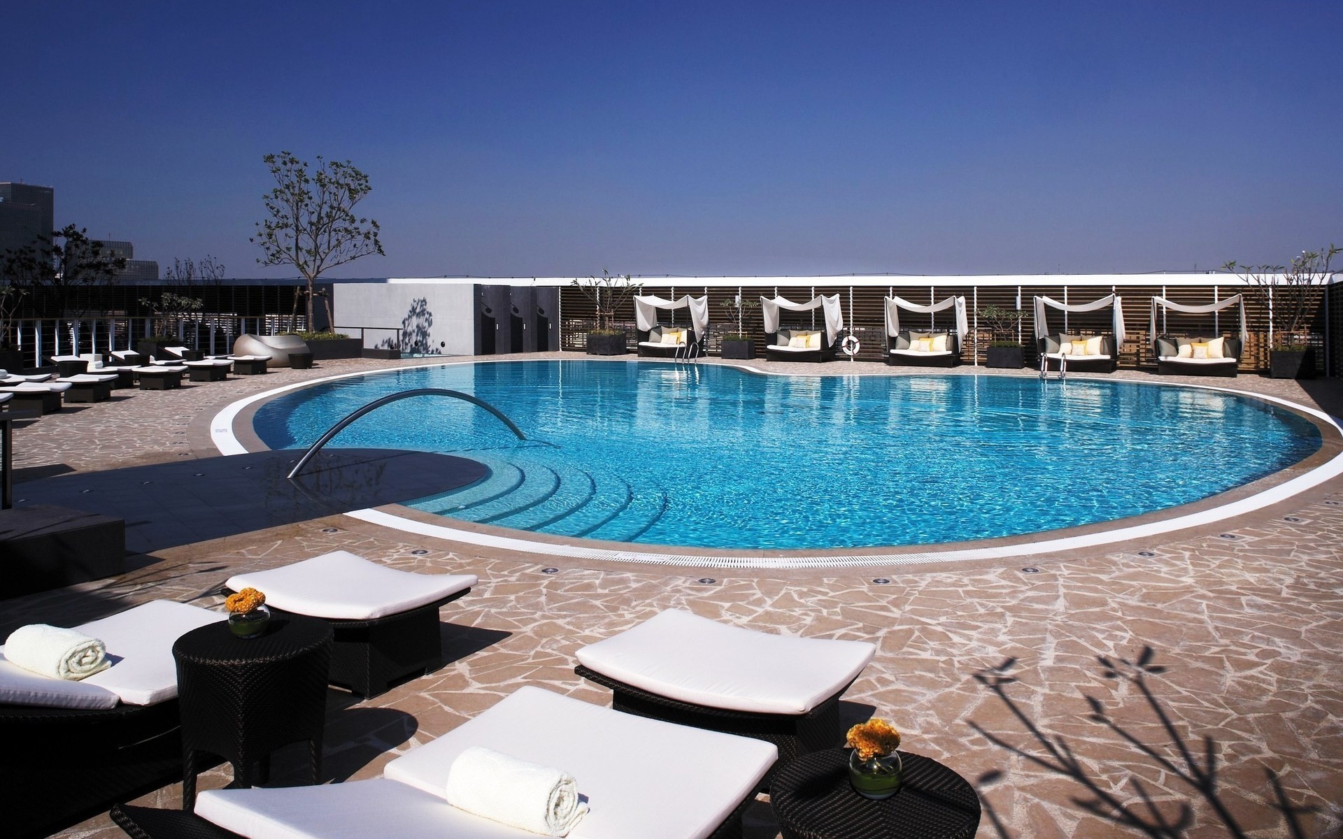 piscina agua natación lujo viajes piscina hotel ocio silla junto a la piscina vacaciones vacaciones resort moderno al aire libre cielo verano relajación diseño fondo