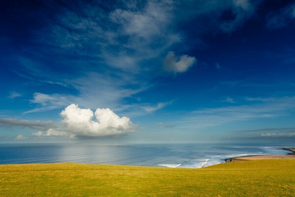 El espectacular paisaje del mar se fusiona con el cielo