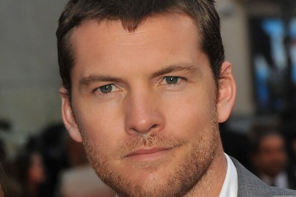 Hombre de ojos azules con chaqueta gris