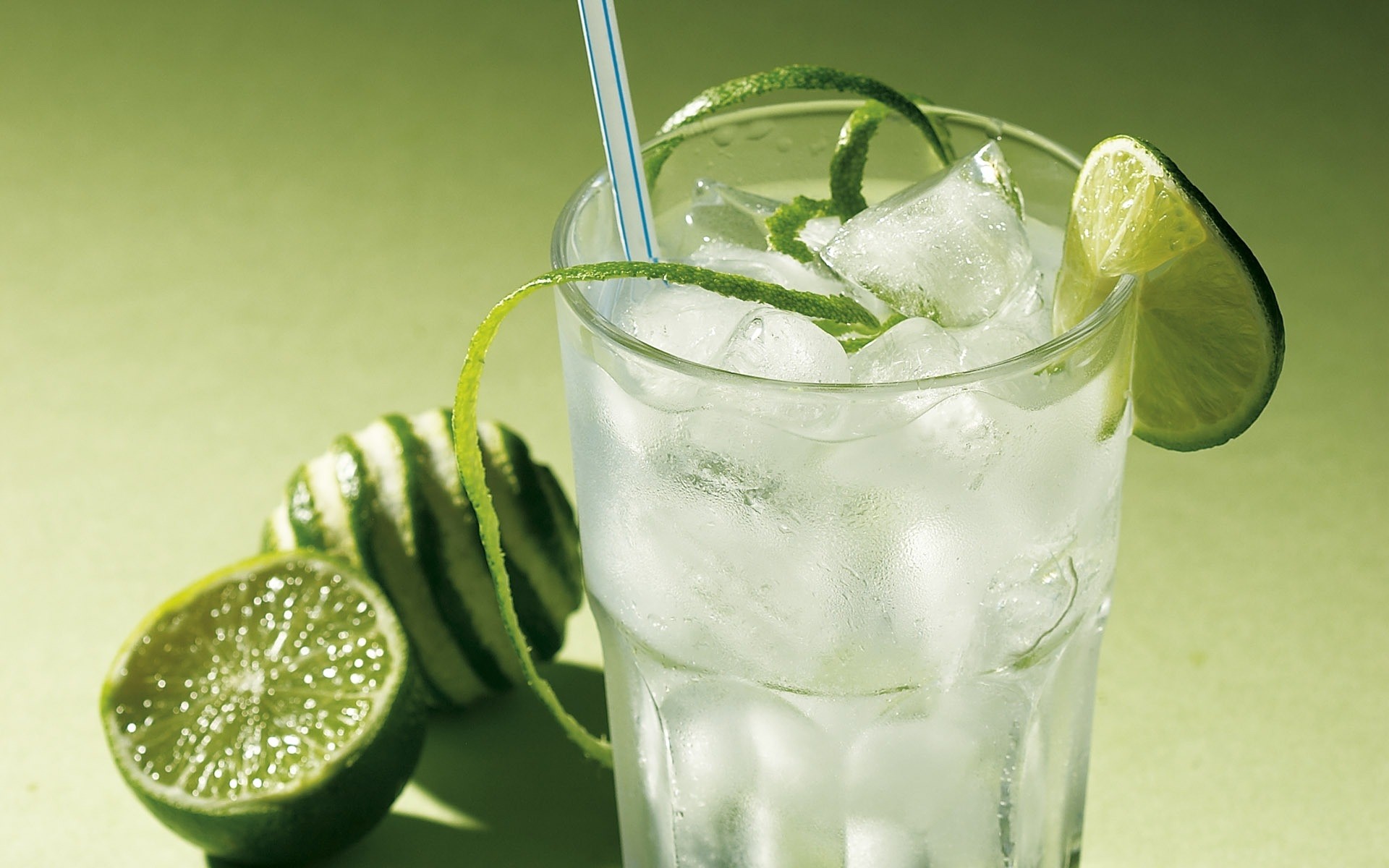 vidrio beber frío hielo jugo cóctel menta lima fresco líquido ron agua limón tropical fruta licor limonada hoja refresco