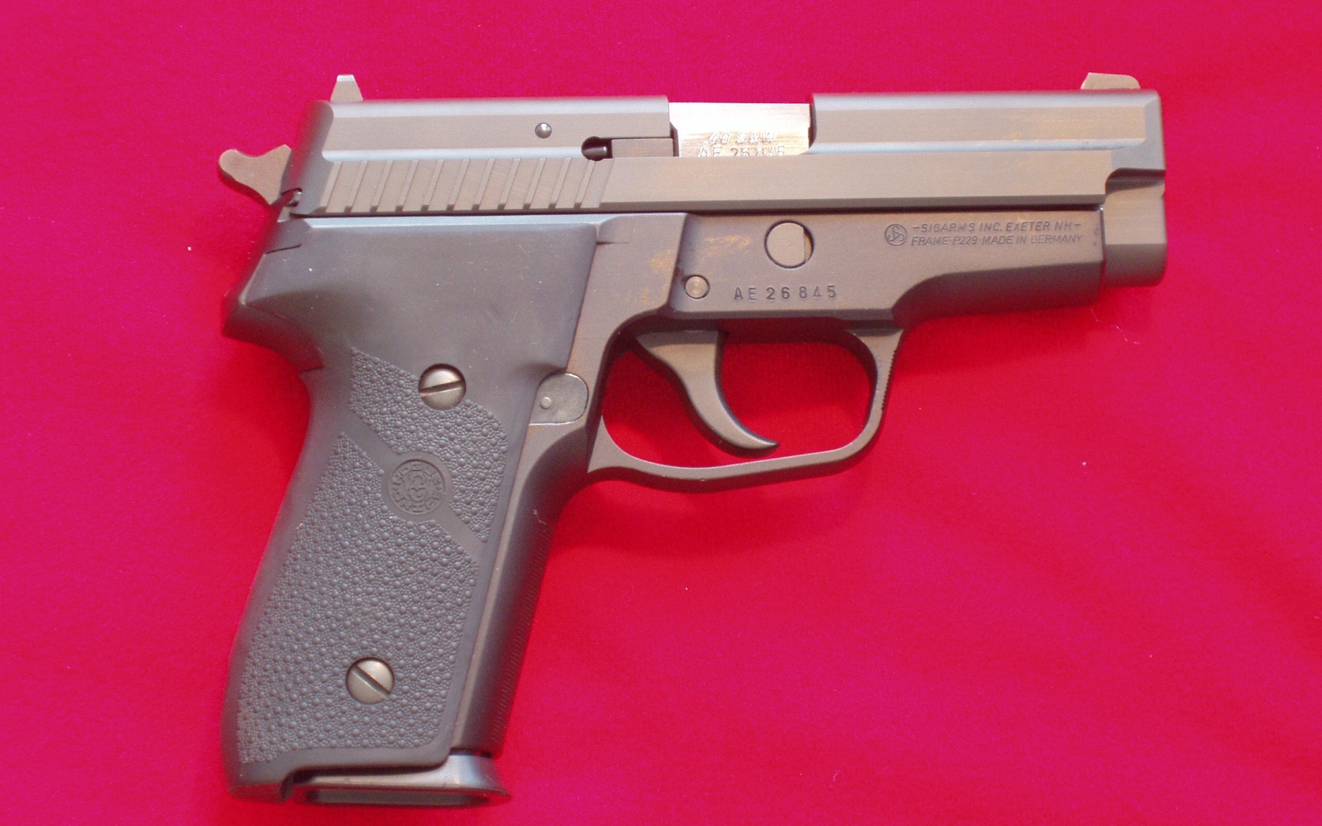 pistola arma pistola crimen munición fuerza seguridad gatillo peligro bala calibre nagan policía seguridad defensa ejército acero defensa fondo rosa