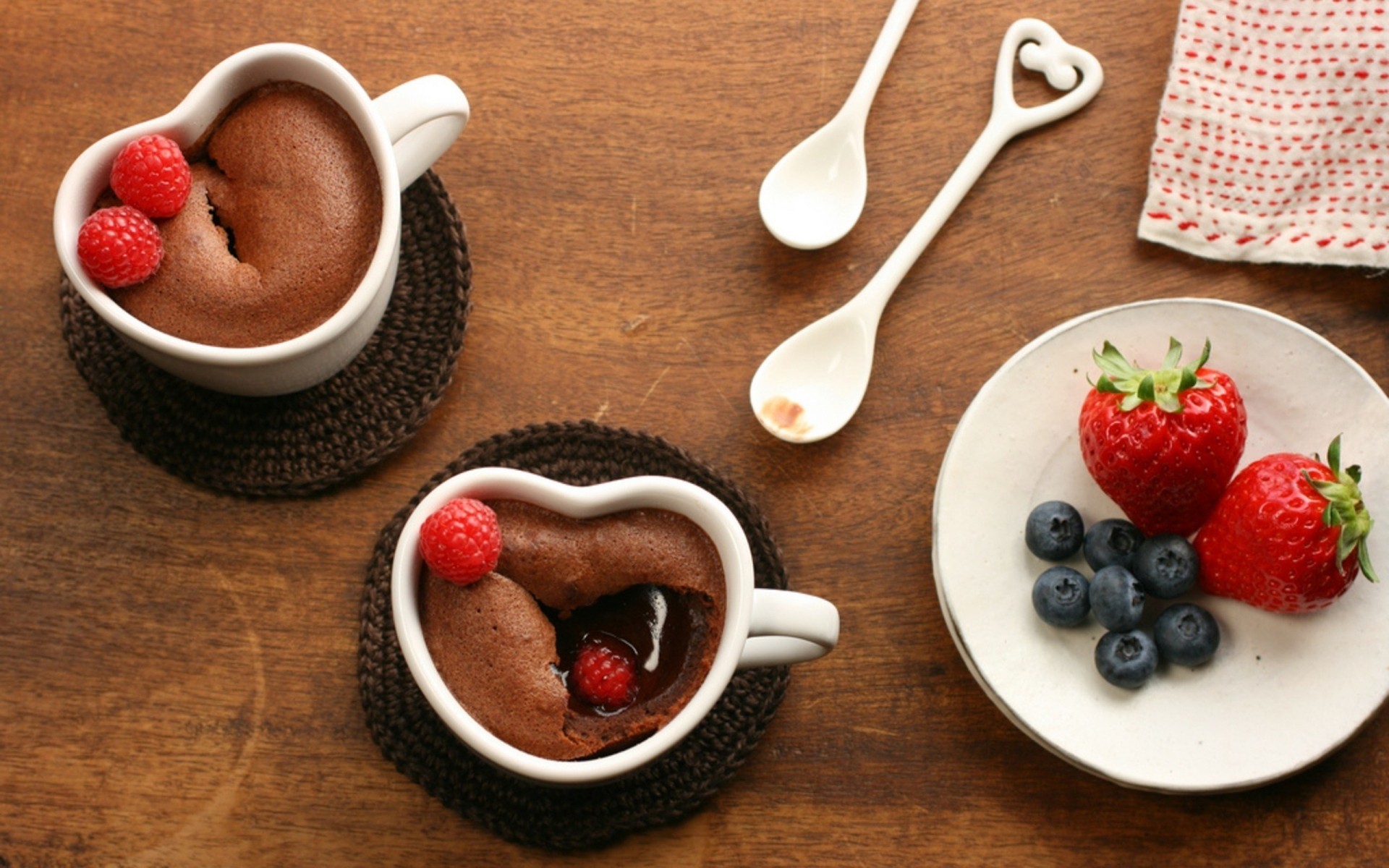 fruta dulce comida baya fresa cuchara tazón de fuente desayuno crema delicioso productos lácteos crecer amanecer taza leche primer plano frambuesa azúcar naturaleza muerta fresa frambuesa mora chocolate