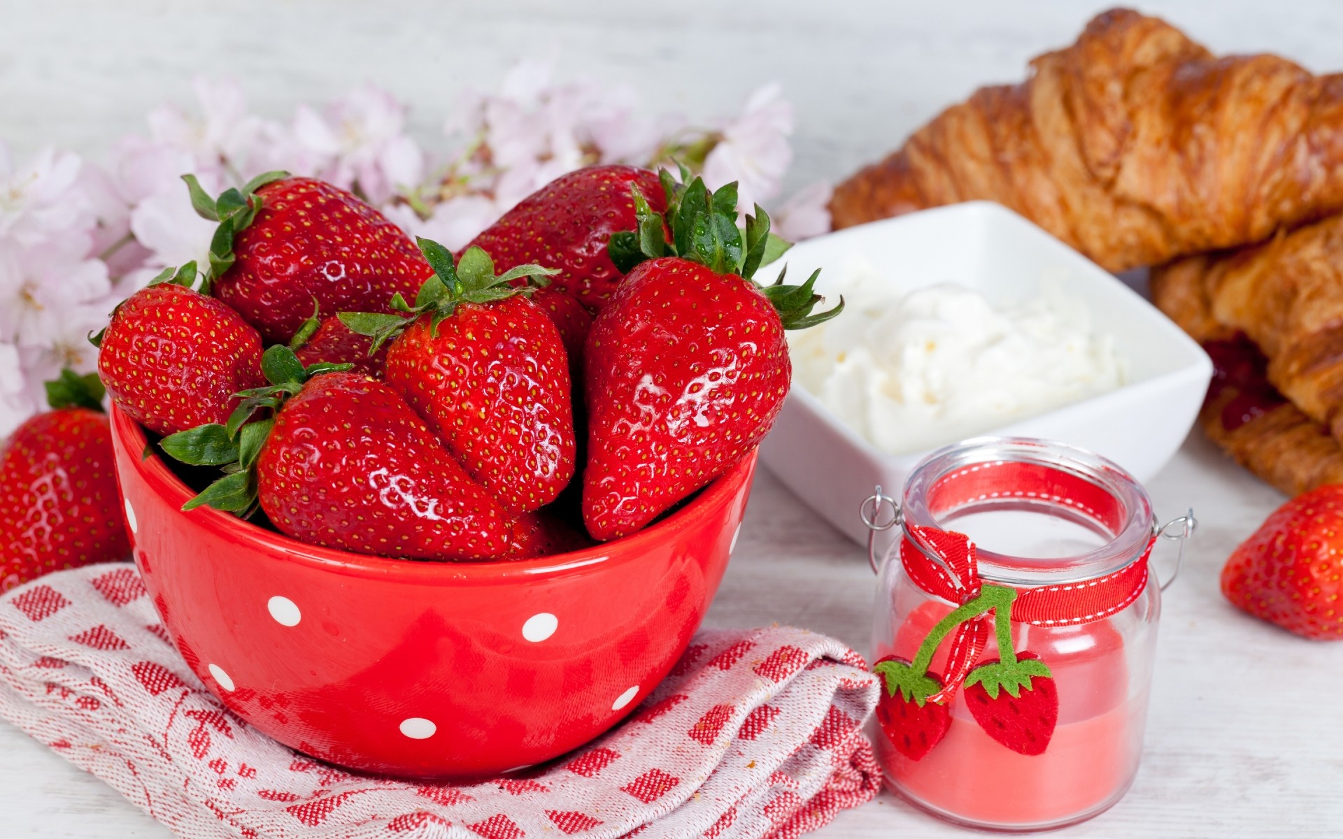 fresa comida delicioso desayuno dulce baya fruta mermelada comida refresco casero azúcar salud crema tazón de fuente saludable delicioso croissants toalla bayas postre dulces fruta