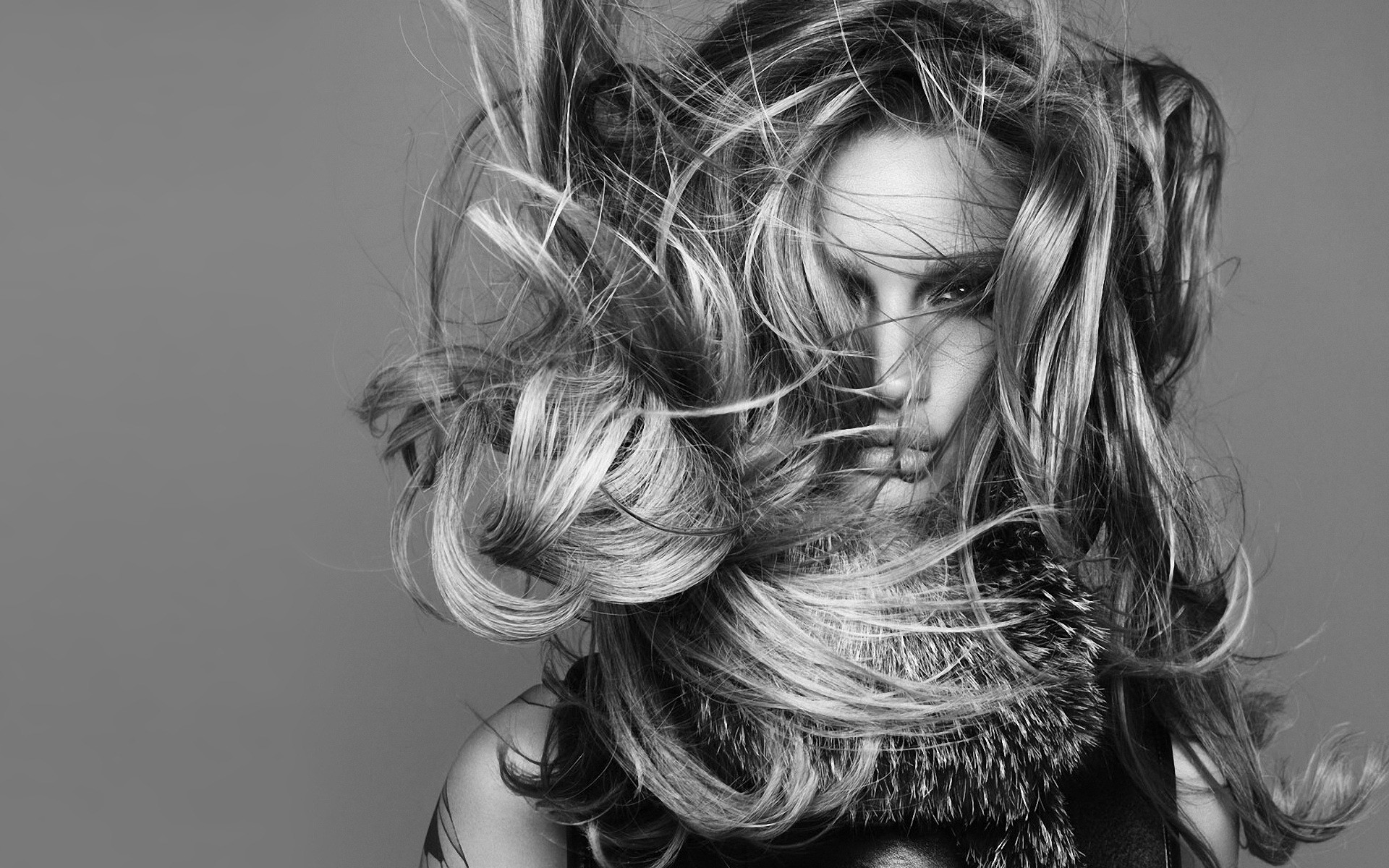 retrato monocromo chica modelo moda cabello mujer hermosa adulto peinado viento glamour sexy cara solo estudio estilo