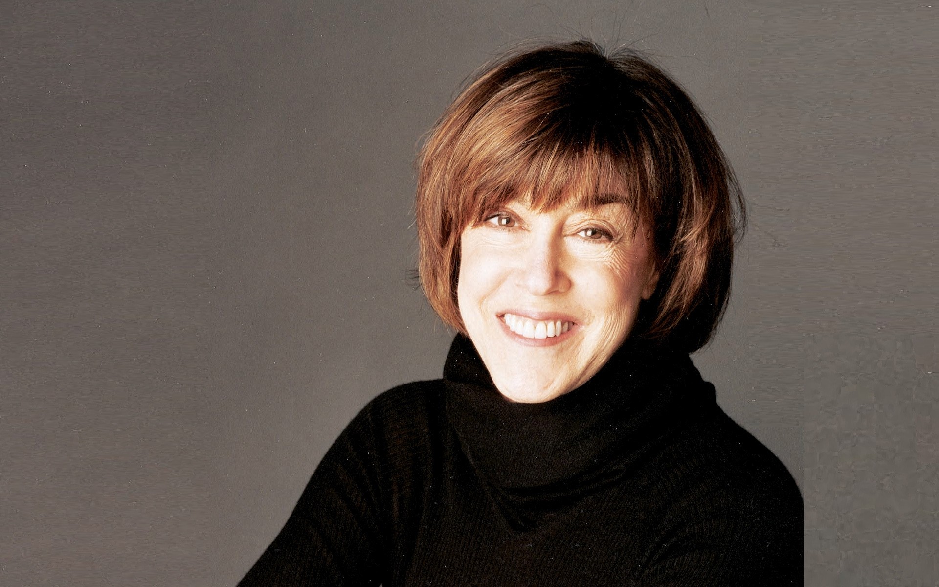 retrato solo adulto expresión facial desgaste chica mujer suéter cara sonrisa mujer riendo fondo