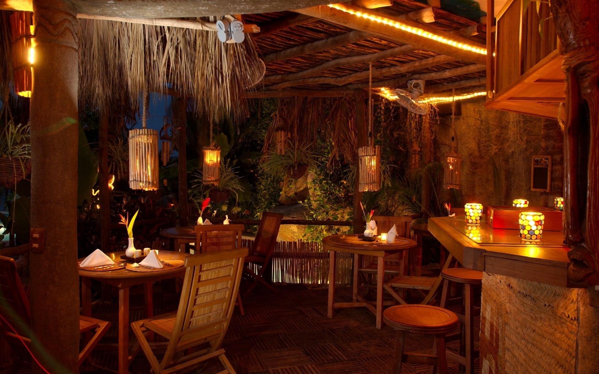 mesa muebles diseño de interiores silla interior habitación hotel casa lugar lámpara comedor lujo casa vajilla restaurante araña interior café lugar