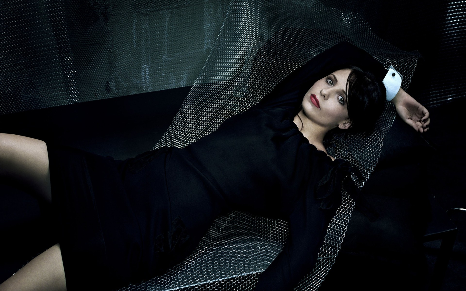 moda modelo retrato sexy mujer glamour chica oscuro elegante vestido negro sofá habitación fondo