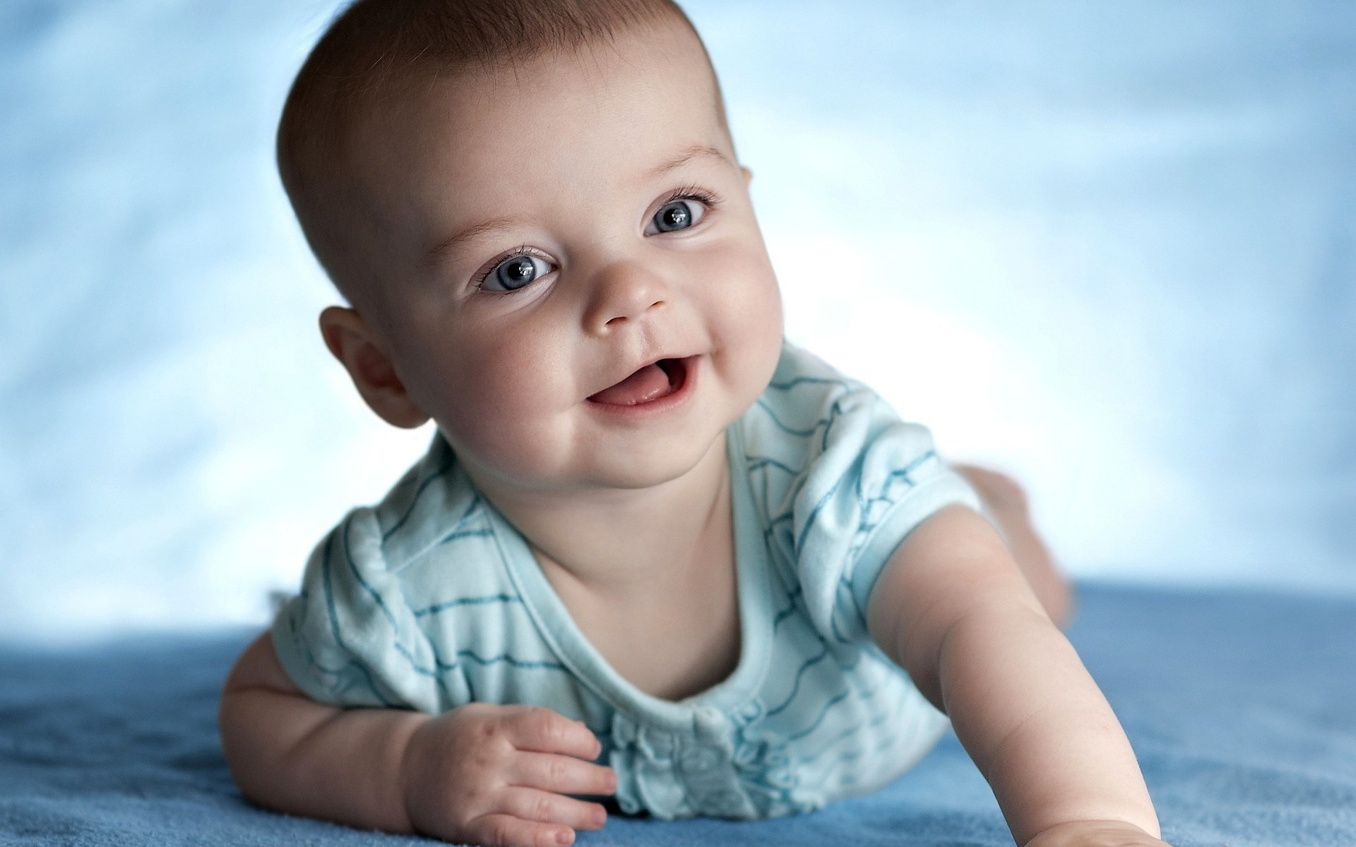 bebé lindo pequeño bebé diversión al aire libre niño verano inocencia agua playa recién nacido ojos azules