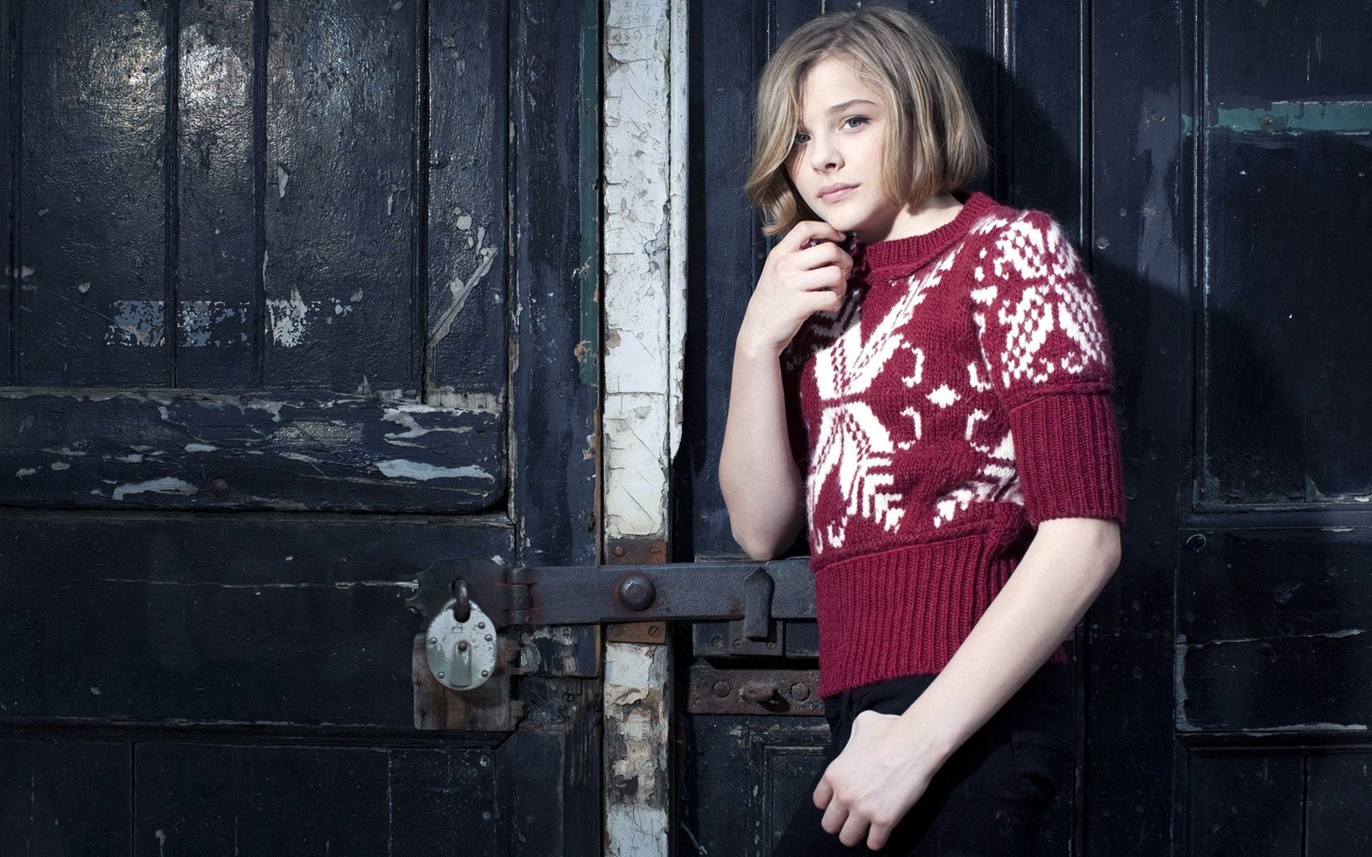 mujer solo retrato adulto moda puerta desgaste chica sexy actriz hollywood kick acción chloe moretz