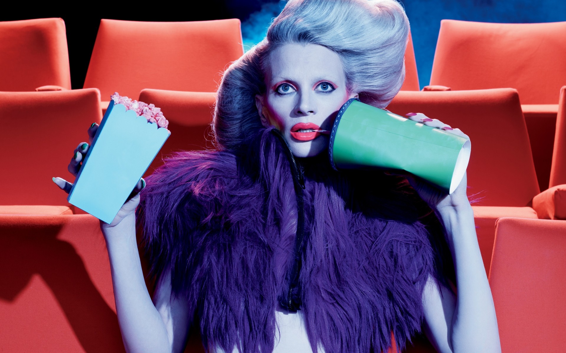 mujer interior sentarse diversión solo lugar moda celebridad divertido modelo kristen mcmenamy