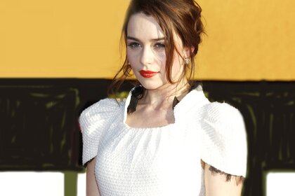 Chica joven en el interior