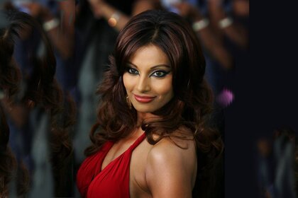 Mujer en vestido rojo con ojos maravillosos