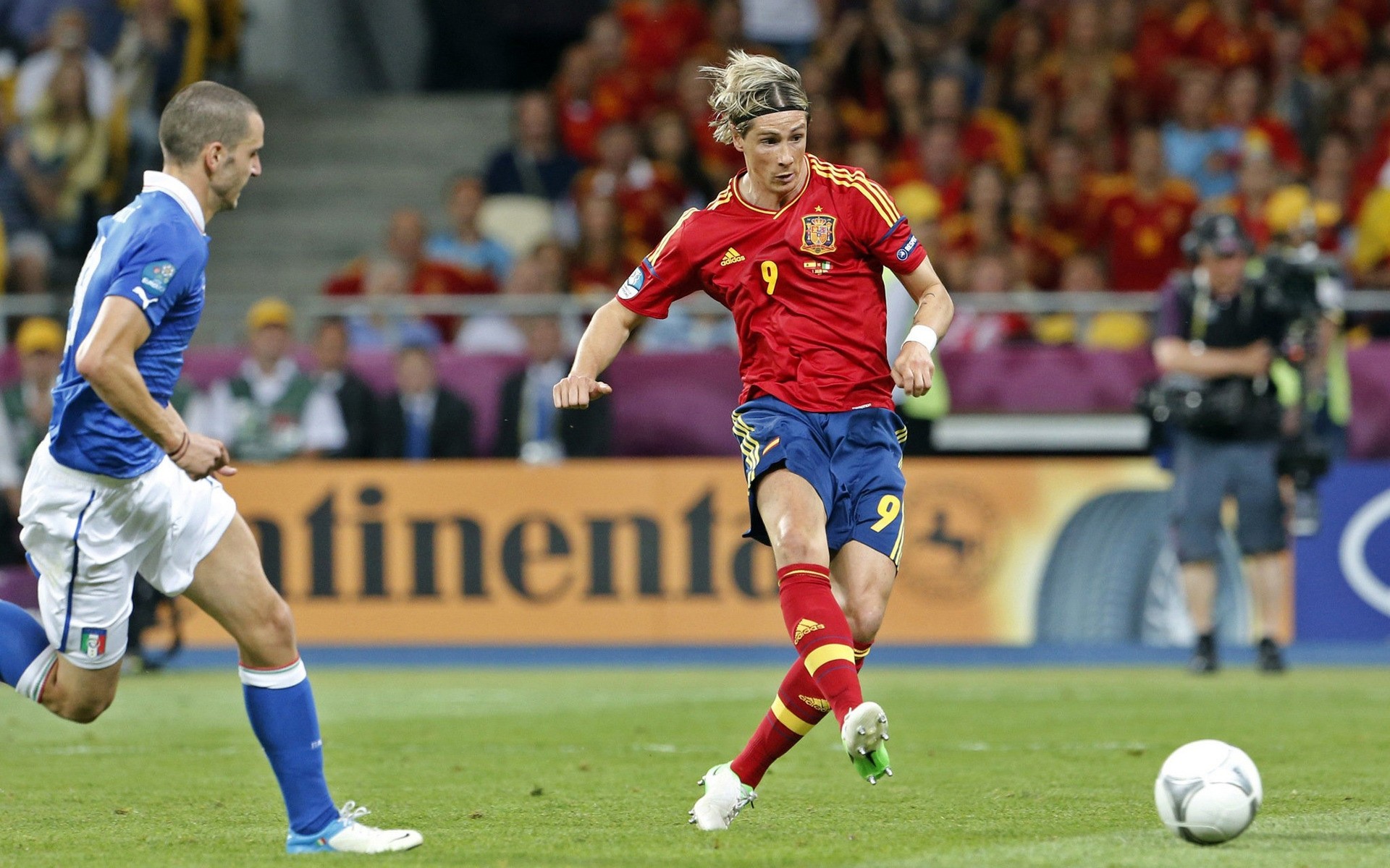 fútbol fútbol competición atleta partido hombre bola acción adulto pies estadio futbolista españa nacional chelsea inglaterra estrella