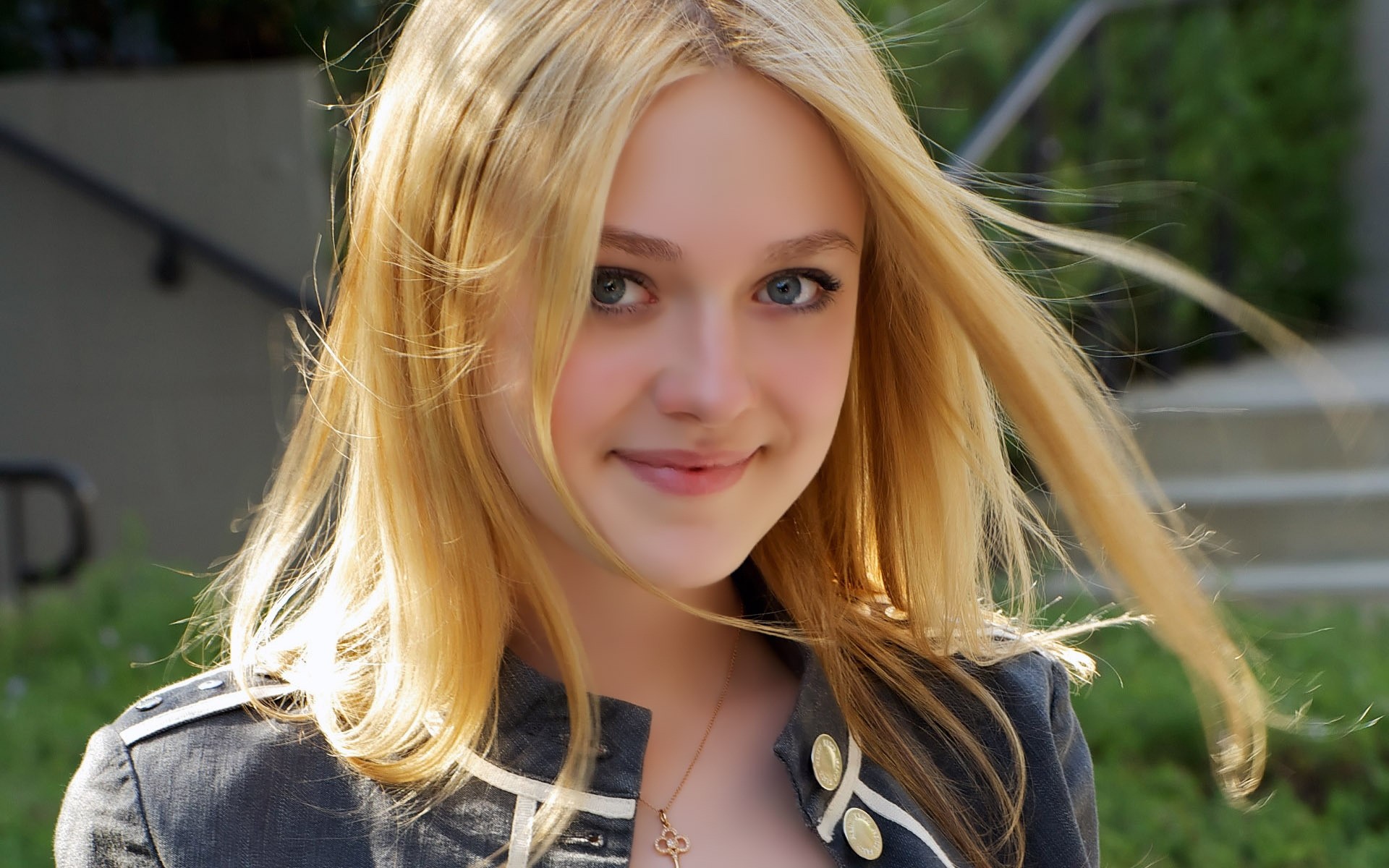 mujer rubia chica bonita naturaleza retrato hermosa verano joven moda al aire libre sonrisa modelo adolescente lindo cabello alegría sexy actriz crepúsculo dakota fanning celebridad