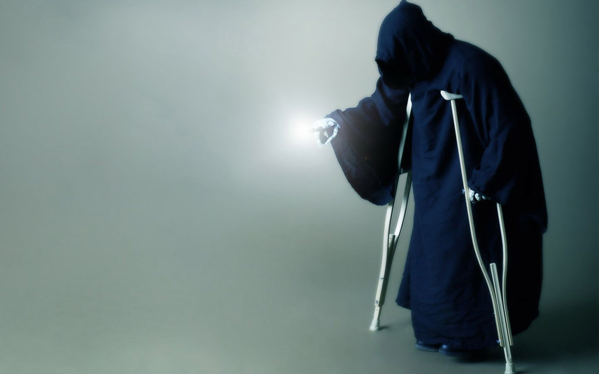 solo hombre adulto retrato divertido comedia muerte luz azul negro